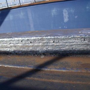 A 100x100mm bridge rail, which is heavily worn on the side, is welded on the entire height with several welding elements on one side with a thickness of 7 mm.